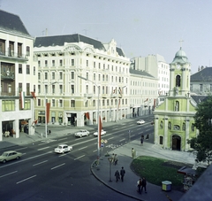 Magyarország, Budapest VII.,Budapest VIII., a Rákóczi út felújított házsora, szemben a Nyár utca torkolata. Jobbra a Szent Rókus-kápolna. A felvétel a Gyulai Pál utca sarkán álló házból készült., 1980, Artfókusz, Fábián József, Budapest, Fortepan #280195