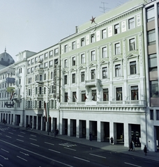 Magyarország, Budapest VII., Rákóczi út felújított házsora, jobbra az 54. számú épület a Népszava Lapkiadó Vállalt székháza., 1980, Artfókusz, Fábián József, Budapest, Fortepan #280196