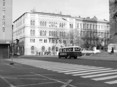 Magyarország, Budapest V., Szent István tér, balra a Hercegprímás (Alpári Gyula) utca, jobbra a Szent István-bazilika., 1985, Artfókusz, Fábián József, gyalogátkelő, Budapest, Fortepan #280207