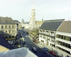 Magyarország, budai Vár, Budapest I., kilátás az Anna utca sarkán álló Tárnok utca 16-os számú épületről a Szentháromság tér, a Mátyás-templom felé. Jobbra a 13-as számú ház, mellette a 9-11. szám alatti Budavári Általános Iskola épülete., 1982, Artfókusz, Fábián József, Budapest, utcakép, templom, automobil, ház, Fortepan #280210