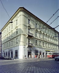 Magyarország, Budapest VII., a Garay utca és a Bethlen Gábor utca kereszteződése, szemben a Bethlen Gábor utca 8. szám alatti felújított ház., 1975, Artfókusz, Fábián József, Budapest, Fortepan #280219