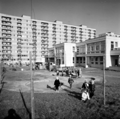 Magyarország, Budapest XIV., Ond vezér sétány, előtérben a Napköziotthonos Óvoda épülete, később a Fővárosi Pedagógiai Szakszolgálat 14. kerületi Tagintézménye, oktatóhely., 1975, Artfókusz, Fábián József, Budapest, Fortepan #280220