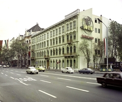 Magyarország, Budapest VIII., Rákóczi út, szemben a felújított 5. számú ház., 1983, Artfókusz, Fábián József, zászló, épület, utcakép, Budapest, automobil, Fortepan #280226