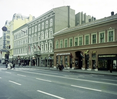 Magyarország, Budapest VIII., Rákóczi út felújított házsora, középen a 47. és 49. számú ház földszintjén a Hauer cukrászda látható., 1983, Artfókusz, Fábián József, épület, utcakép, Budapest, Fortepan #280227