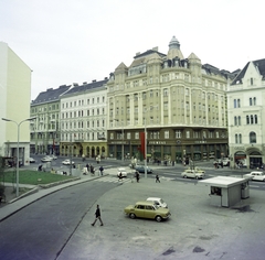 Magyarország, Budapest VII.,Budapest VIII., Szövetség utca, szemben a Rákóczi út felújított házsora, jobbra a Luther utca torkolata., 1983, Artfókusz, Fábián József, épület, utcakép, gyalogátkelő, Budapest, automobil, Fortepan #280231