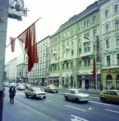 Magyarország, Budapest VIII., a Rákóczi út felújított házsora, szemben a 63. szám alatti ház, balra a Kenyérmező utca torkolatánál álló épületek láthatók., 1983, Artfókusz, Fábián József, zászló, utcakép, Budapest, automobil, Fortepan #280232