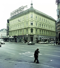 Magyarország, Budapest VIII., Rákóczi út, szemben a felújított 75. számú ház. Balra a Baross tér, jobbra a Berzsenyi utca torkolata., 1983, Artfókusz, Fábián József, épület, utcakép, utcaseprő, Budapest, Fortepan #280233