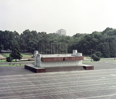 Magyarország, Budapest XIV., Ötvenhatosok tere (Felvonulási tér), a Sztálin szobor egykori talapzatából kialakított dísztribün az átépítése után., 1974, Artfókusz, Fábián József, Budapest, Fortepan #280241