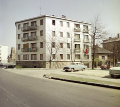 Magyarország, Budapest XIV., Horváth Boldizsár (Kelen József) utca, szemben a Dorozsma köz 17. számú ház. Balra a háttérben a Kassai térnél a Szentlélek-templom látható., 1975, Artfókusz, Fábián József, Fiat 128, Trabant 601, Budapest, Fortepan #280244