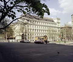 Hungary, Budapest V., Vértanúk tere (Ságvári tér), szemben a Földművelésügyi Minisztérium épülete., 1977, Artfókusz, Budapest, Fortepan #280246