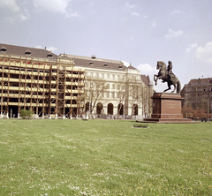 Hungary, Budapest V., Kossuth Lajos tér, szemben a Földművelésügyi Minisztérium épülete, és a II. Rákóczi Ferenc szobra (Pásztor János, 1937.)., 1977, Artfókusz, Budapest, Fortepan #280247