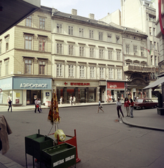 Magyarország, Budapest V., Váci utca a Vörösmarty tér felé nézve, jobbra a Kristóf tér., 1974, Artfókusz, Fábián József, Fiat 125, Budapest, Fortepan #280248