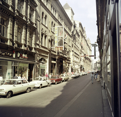 Magyarország, Budapest V., Kígyó utca 4-6., középen a Röltex szőnyeg- és függönyszaküzlet és a Mézes Mackó büfé., 1974, Artfókusz, Fábián József, Budapest, parkoló, VAZ 2101, Trabant 601, Fortepan #280249