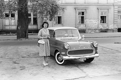 Magyarország, Margitsziget, Budapest, Opel Rekord személygépkocsi a Margitszigeti Nagyszálló parkolójában., 1957, Umann Kornél, német gyártmány, Opel-márka, parkoló, hölgy, automobil, rendszám, Opel Rekord P1, lányok-járművek, Fortepan #28025