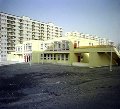 Magyarország, Budapest XIV., Ond vezér sétány, előtérben a Napköziotthonos Óvoda épülete, később a Fővárosi Pedagógiai Szakszolgálat 14. kerületi Tagintézménye, oktatóhely., 1974, Artfókusz, Fábián József, Budapest, Fortepan #280263