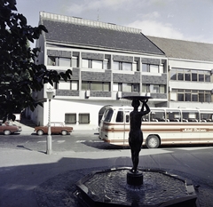 Magyarország, budai Vár, Budapest I., Tárnok utca, a Vízjáték-szobor és díszkút (Pátzay Pál és Schall József alkotása, 1975.) a Balta köznél. A busz mögött a 13-as számú ház, mellette a 9-11. szám alatti Budavári Általános Iskola épülete., 1980, Artfókusz, Fábián József, szobor, szökőkút, autóbusz, Budapest, Fortepan #280278