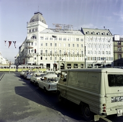 Magyarország, Budapest VII.,Budapest VIII., Rákóczi út a Blaha Lujza térnél, szemben a Rákóczi út - József körút sarkán álló felújított ház látható., 1978, Artfókusz, Fábián József, Budapest, Fortepan #280318