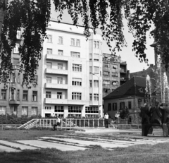 Magyarország, Budapest V., Március 15. tér, park és a római romterület (Contra-aquincum) bemutatóhely, jobb szélen Tar István szobrászművész alkotása a Barbárok harca a rómaiakkal szökőkút / szoborcsoport (1971). Távolabb a háttérben a Galamb utca - Piarista (Pesti Barnabás) utca sarokon a felújított épülettel szemben a Péterffy-palota, benne a Százéves Étterem., 1978, Artfókusz, Fábián József, Budapest, Fortepan #280320