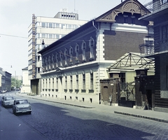 Magyarország, Budapest VIII., Kun utca 6-10., a Fővárosi Köztisztasági Hivatal épületegyüttese, szemben az Alföldi utca 7-es szám alatti irodaház látható., 1982, Artfókusz, Fábián József, Budapest, automobil, utcakép, Fortepan #280323