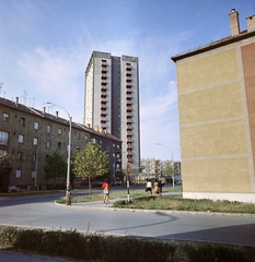 Magyarország, Szolnok, Fiumei utca, szemben a Várkonyi István téri toronyház., 1971, Artfókusz, Fábián József, Fortepan #280327