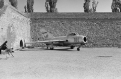 Hungary, Szigetvár, a Vár udvara, szovjet gyártmányú MIG vadászrepülőgép, a Hadtörténeti Intézet haditechnikai parkjának vándor kiállítása., 1967, Artfókusz, Mikoyan-Gurevich MIG-15, fighter plane, Fortepan #280357