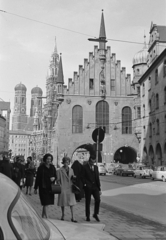 Germany, Munich, a Tal a Marienplatz felé nézve, ott a Régi Városháza (Altes Rathaus), háttérben a Miasszonyunk-templom (Frauenkirche)., 1965, Artfókusz, Fortepan #280394