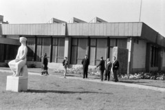 Hungary, Tata-Tóváros, Fő tér, balra az Ülő nő című szobor (Kucs Béla, 1964.) és mögötte a József Attila Megyei és Városi Könyvtár., 1965, Artfókusz, Fortepan #280470