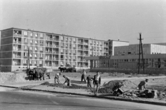 Hungary, Tata-Tóváros, Újvárosi lakótelep, Komáromi utca, balra szemben a Kőrösi Csoma Sándor tér 11-12-13. számú ház, jobbra az épülő Turul mozi., 1965, Artfókusz, Fortepan #280473