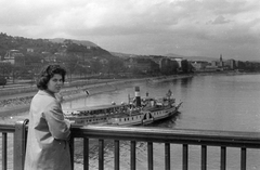 Magyarország, Budapest II., kilátás a Margit hídról a budai oldalra észak felé. Szabadság oldalkerekes gőzhajó., 1959, Umann Kornél, portré, hajó, nő, vörös csillag, gőzhajó, lapátkerekes hajó, Szabadság/Zsófia/Zsófia herczegnő hajó, Budapest, Fortepan #28051