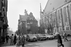 Germany, Leipzig, Thomaskirchhof, a Szent Tamás-templom (Thomaskirche) előtt a fa takarásában a Bach-emlékmű látható., 1967, Artfókusz, Ford Taunus 17M, GDR, Fortepan #280514