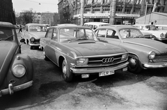 Germany, Leipzig, Thomaskirchhof, szemben Klostergasse sarkán a Kaufhaus Fortschritt a Kaufhaus Ebert épületében., 1967, Artfókusz, Audi-brand, Audi 60, Volkswagen Beetle, GDR, Fortepan #280516