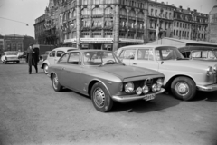 Germany, Leipzig, Thomaskirchhof, szemben Klostergasse sarkán a Kaufhaus Fortschritt a Kaufhaus Ebert épületében., 1967, Artfókusz, Volkswagen Beetle, number plate, Alfa-Romeo brand, GDR, Fortepan #280517