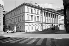 Hungary, Budapest V., Városház utca, szemben a Pesti Vármegyeháza, balra a Kamermayer Károly tér., 1977, Artfókusz, crosswalk, Budapest, Fortepan #280677