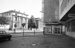 Németország, Frankfurt am Main, Mainzer Landstraße, a felvétel a 71-es számú épület előtt készült., 1966, Artfókusz, Fábián József, gyalogátkelő, NSZK, Fortepan #280768