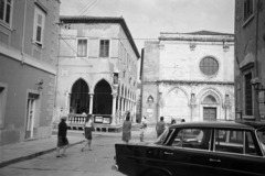 Szlovénia, Koper, Kidričeva ulica, balra a Loggia, jobbra a harangtorony., 1966, Artfókusz, Fábián József, Fortepan #280827