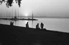 Magyarország, Balatonföldvár, kikötői móló a Galamb szigetről nézve., 1959, Umann Kornél, vitorláshajó, látkép, naplemente, Balaton, Fortepan #28084