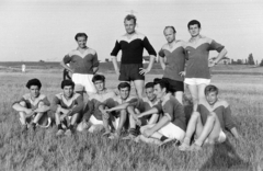 1960, Artfókusz, odd one out, soccer team, sport jersey, akimbo, sitting on the ground, Fortepan #280865