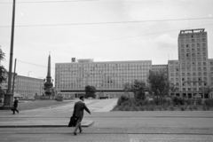 Németország, Lipcse, Augustusplatz (Karl-Marx-Platz), a képen az Interhotel Deutschland, előtte a Mendebrunnen., 1966, Artfókusz, Fábián József, NDK, Fortepan #280890