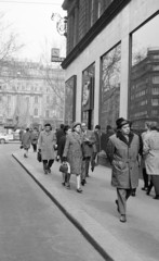 Magyarország, Budapest V., Váci utca, szemben a Vörösmarty tér. A télire letakart Vörösmarty Mihály szobor mögött a Gerbeaud-ház., 1970, Artfókusz, Fábián József, Budapest, Fortepan #280931