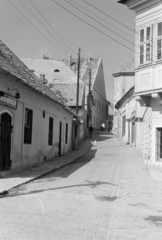 Hungary, Szentendre, Duna korzó (Somogyi-Bacsó part), szemben a Görög utca, balra a Görög Kancsó vendéglő. Jobbra a sarkon a Bóbics ház, a 18. századi kereskedőház., 1965, Artfókusz, Fortepan #280985