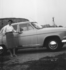 Magyarország, Gellérthegy, Budapest XI., GAZ-21 Volga gépkocsi, a felvétel a Citadella sétány mellett készült, háttérben a Citadella és a Szabadság-szobor., 1959, Umann Kornél, Budapest, lányok-járművek, Fortepan #28105