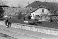 Hungary, Siklós, Batthyány Kázmér utca, Zenélő kislány szobor, Martsa István szobrászművész alkotása (1967)., 1967, Artfókusz, castle wall, Fortepan #281129