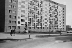 Hungary, Uránváros, Pécs, Antal Károly szobrászművész Kőrösi Csoma Sándor szobra (1968) az Esztergár Lajos utca (39-es dandár út) 9-es számú ház előtt., 1967, Artfókusz, Fortepan #281133