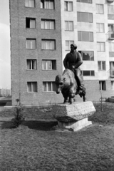 Hungary, Uránváros, Pécs, Antal Károly szobrászművész Kőrösi Csoma Sándor szobra (1968) az Esztergár Lajos utca (39-es dandár út) 9-es számú ház előtt., 1967, Artfókusz, Fortepan #281134