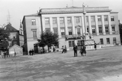 Hungary, Győr, Széchenyi tér, Mária oszlop Buda 1686. évi visszafoglalásának emlékére, mögötte a Rába Városi Művelődési Központ (egykori Lloyd székház, később irodaház)., 1965, Artfókusz, Fortepan #281147