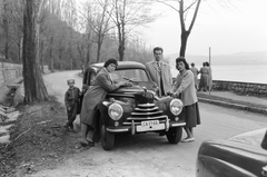 Magyarország,Balaton, Tihany, Gödrös, Lepke sor és a Füredi öböl. Skoda 1101 típusú személygépkocsi., 1960, Umann Kornél, közlekedés, jármű, család, kirándulás, csehszlovák gyártmány, Skoda-márka, automobil, Skoda 1101/1102 Tudor, mercedes w120, Fortepan #28115