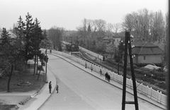 Magyarország,Balaton, Révfülöp, vasútállomás a Kővágóőrsi útelágazástól nézve., 1960, Umann Kornél, vasút, vasúti jelző, légvezeték, Ganz-márka, Ganz BCmot, Fortepan #28116