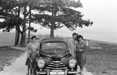 Magyarország, Balatongyörök, Szépkilátó, Skoda 1101 típusú személygépkocsi., 1960, Umann Kornél, csehszlovák gyártmány, Skoda-márka, automobil, Skoda 1101/1102 Tudor, rendszám, karok a vállon, Fortepan #28118