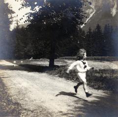 Ausztria, Reichenau an der Rax, a négyéves Habsburg Ottó szülőhelyén., 1916, Habsburg Ottó Alapítvány, árnyék, kisfiú, futás, Fortepan #281180