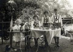 Habsburg-fiúk és az ólomkatonák. Habsburg Rudolf, Károly Lajos, Félix és Ottó (b-j), 1924, Habsburg Ottó Alapítvány, testvérek, nagyság szerint, asztal, játék, tiroli nadrág, Fortepan #281186